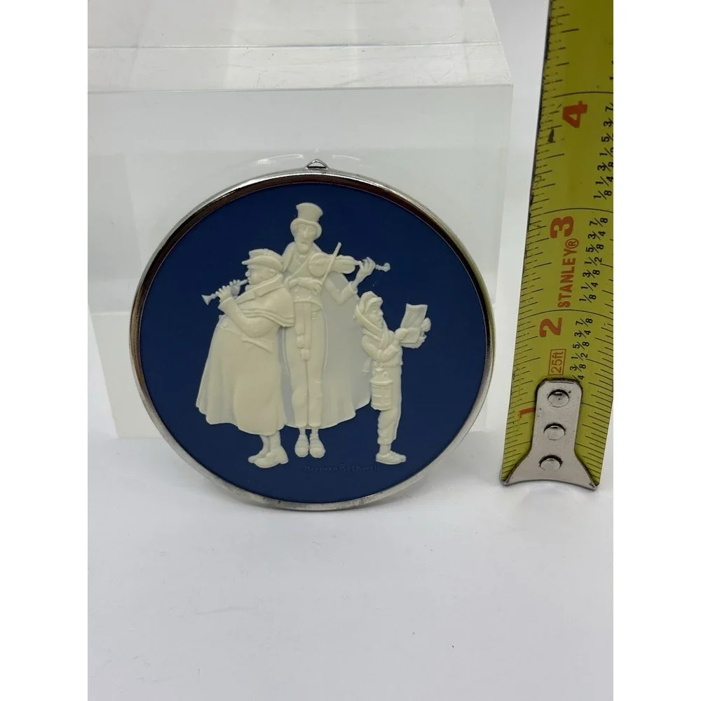 Vintage Hallmark Norman Rockwell Cameo Series Christmas Ornament 1981 Carolers